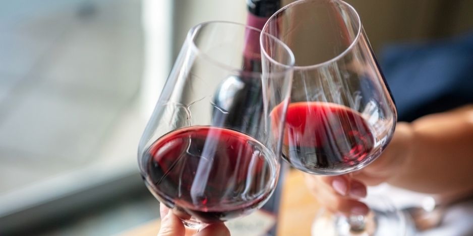 copas de vino tinto brindando